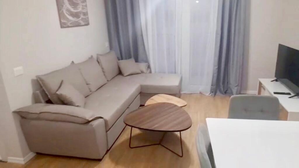 Apartament 2+1 per qera tek Kom.. Molla ne astir