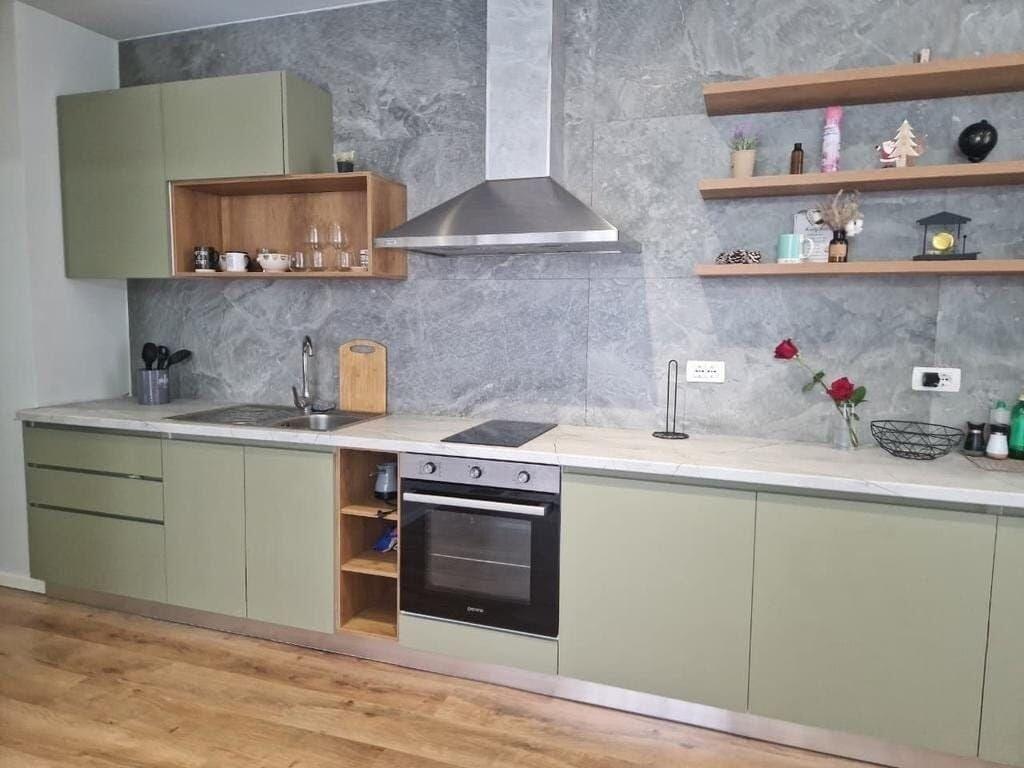 Shitet apartment 1+1+post parkimi tek Pazari I Ri!i  