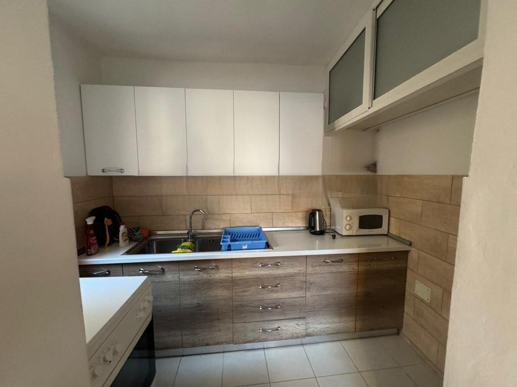 Japim me qira apartament  3+1, rruga Fortuzi 600 € /Muaj