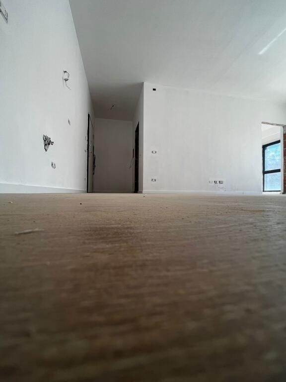 🏢 Ambient për Zyrë me Qira – Myslym Shyri, Tiranë