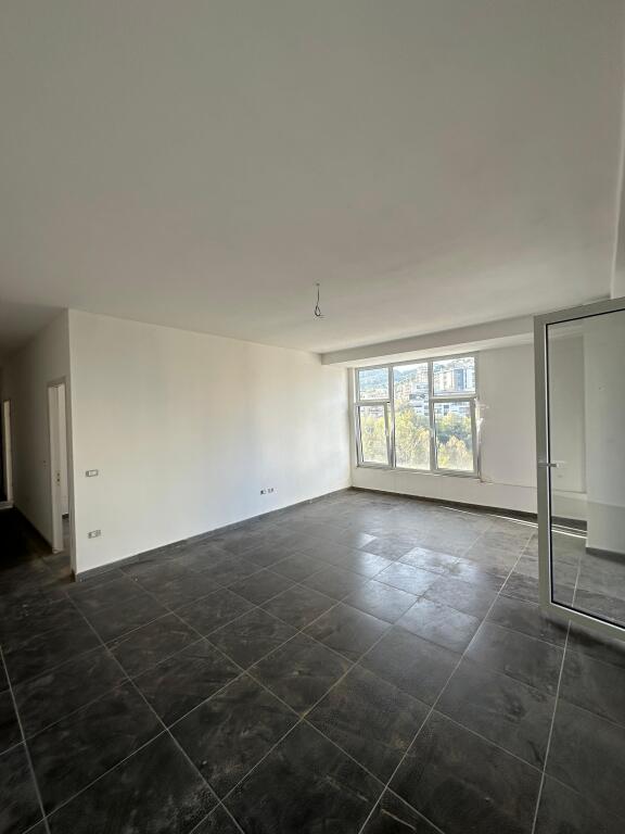 Shitet apartament 2+1 tek Liqeni i Thate