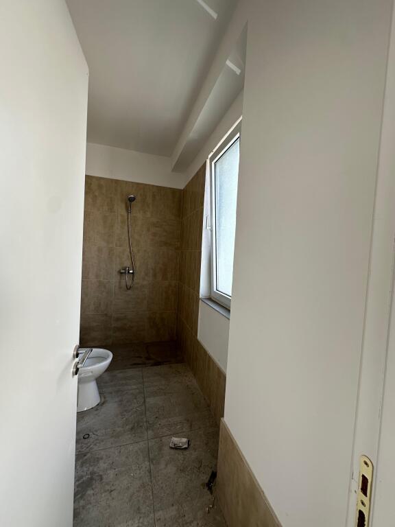 Shitet apartament 2+1 tek Liqeni i Thate