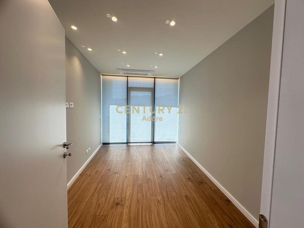 Zyra per Qira tek Lake View! 1,400 € /Muaj