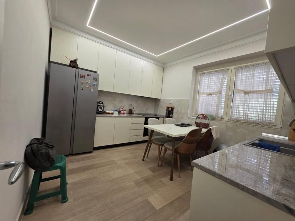 Affittasi appartamento 1+1 con cucina e sala da pranzo separate vicino alla Facoltà di Giurisprudenza ,