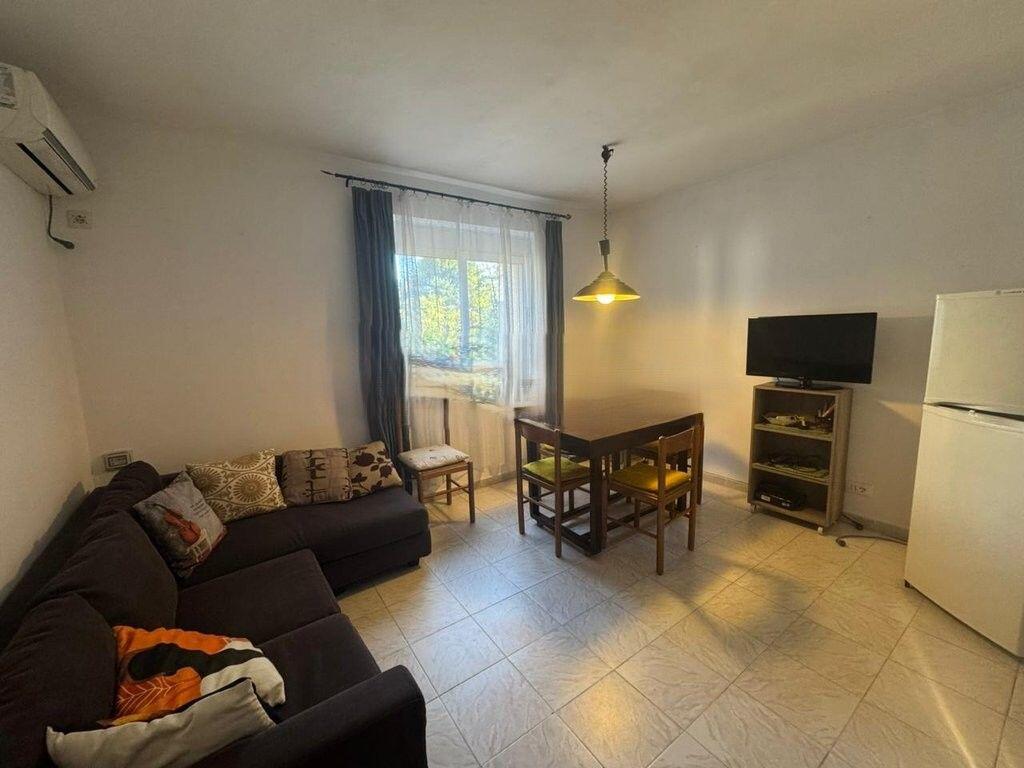 Japim me qira apartament  3+1, rruga Fortuzi 600 € /Muaj