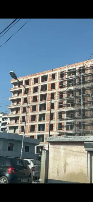 Shitet apartament 2+1 Kamez