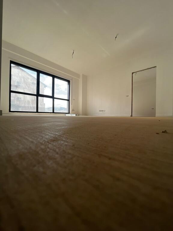 🏢 Ambient për Zyrë me Qira – Myslym Shyri, Tiranë