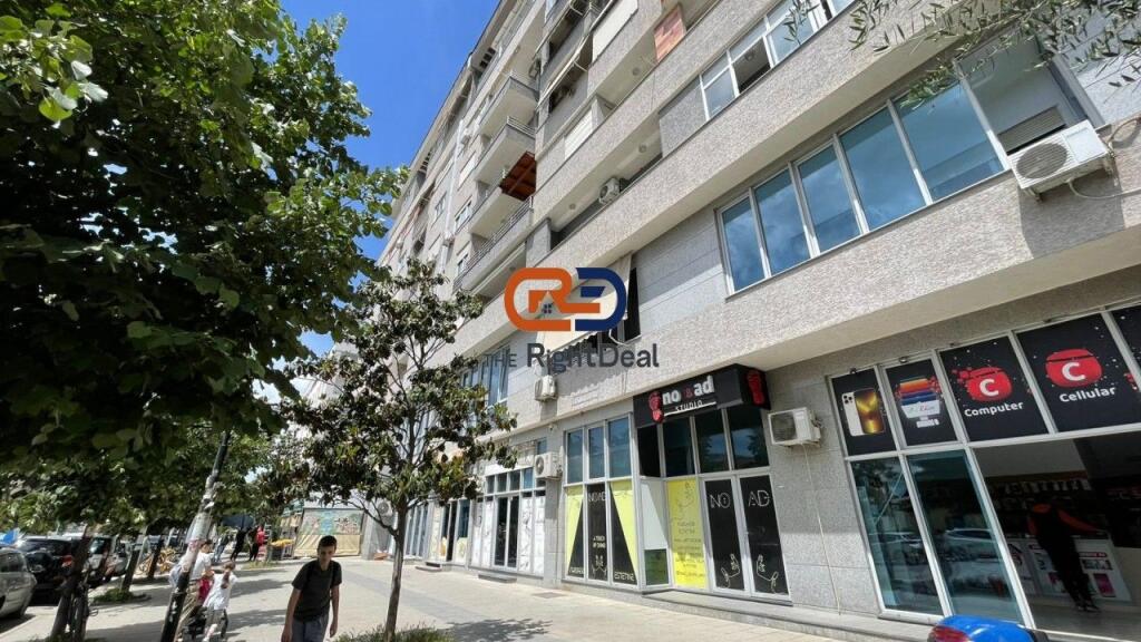 Presso Vila L, Vendesi Commerciale in Vendita, Con Planimetria Regolare Sul Corso Principale!!