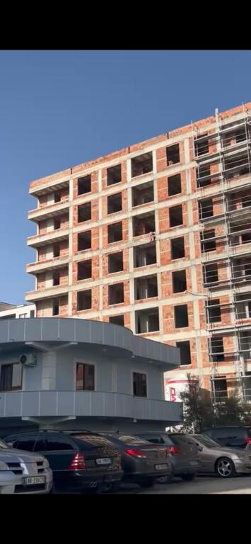 Shitet apartament 2+1 Kamez