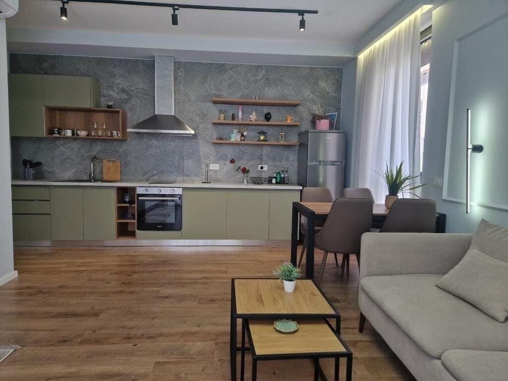Shitet apartment 1+1+post parkimi tek Pazari I Ri!i  