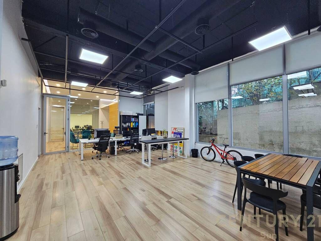 Locale Commerciale/Ufficio in Affitto – Vicino al Lago Artificiale