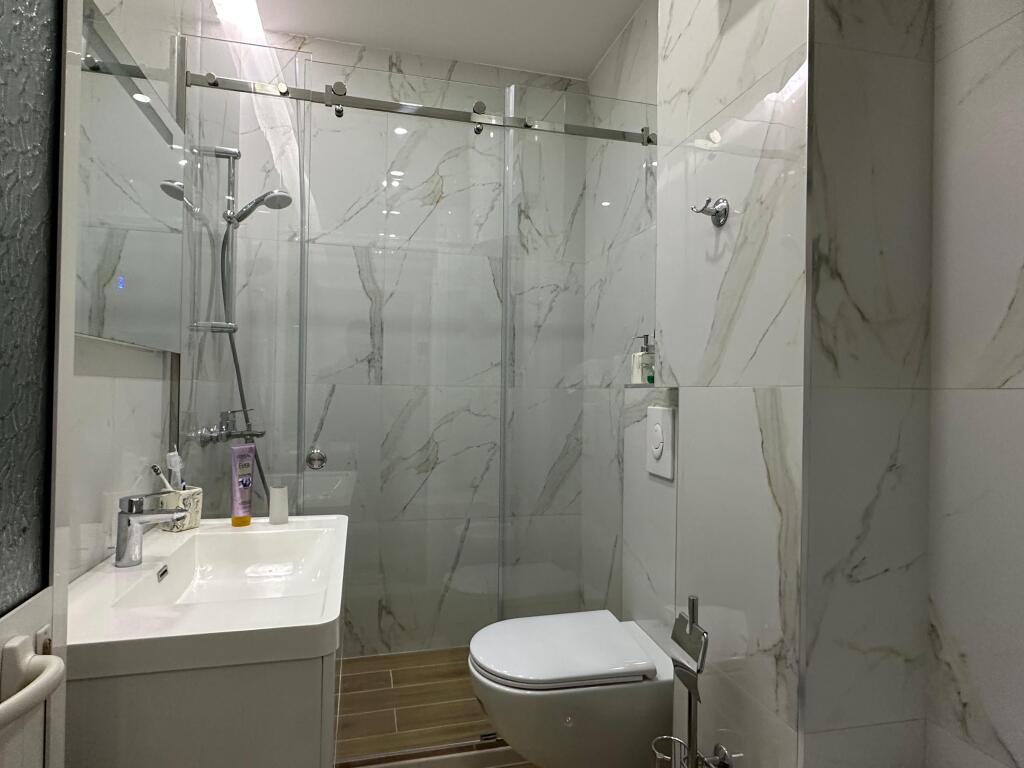 APARTAMENT 2+1+2 PER QIRA NE ASTIR PRANE BAR ARTISTIT!
