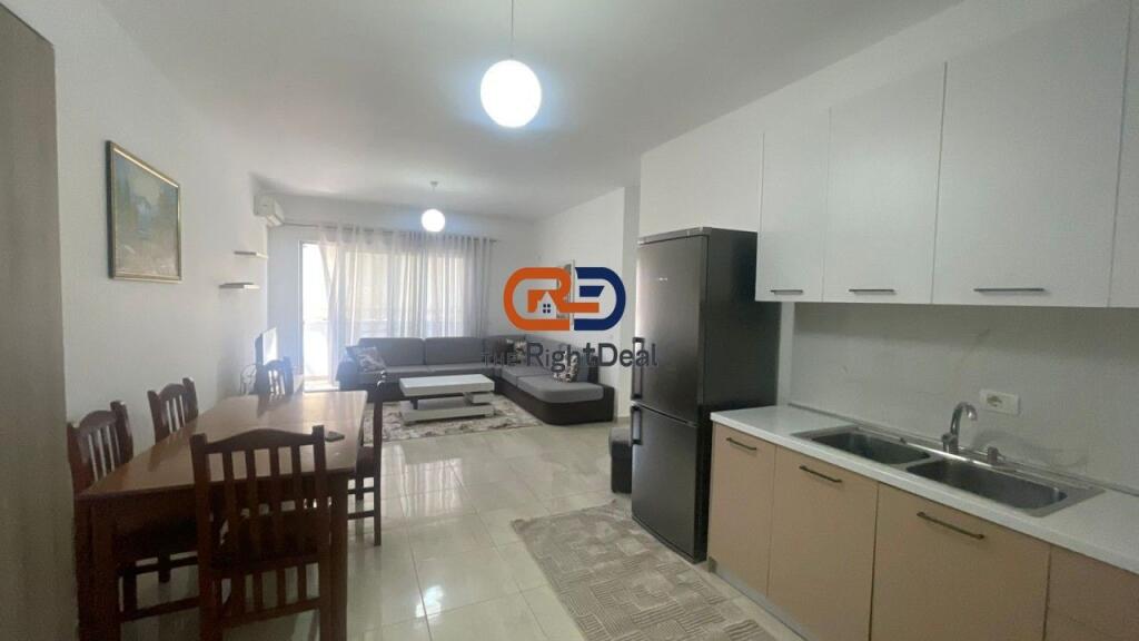 Tek Komuna E Parisit ,Jepet Me Qira Apartament 2+1, Me Orientim Perfekt!!!