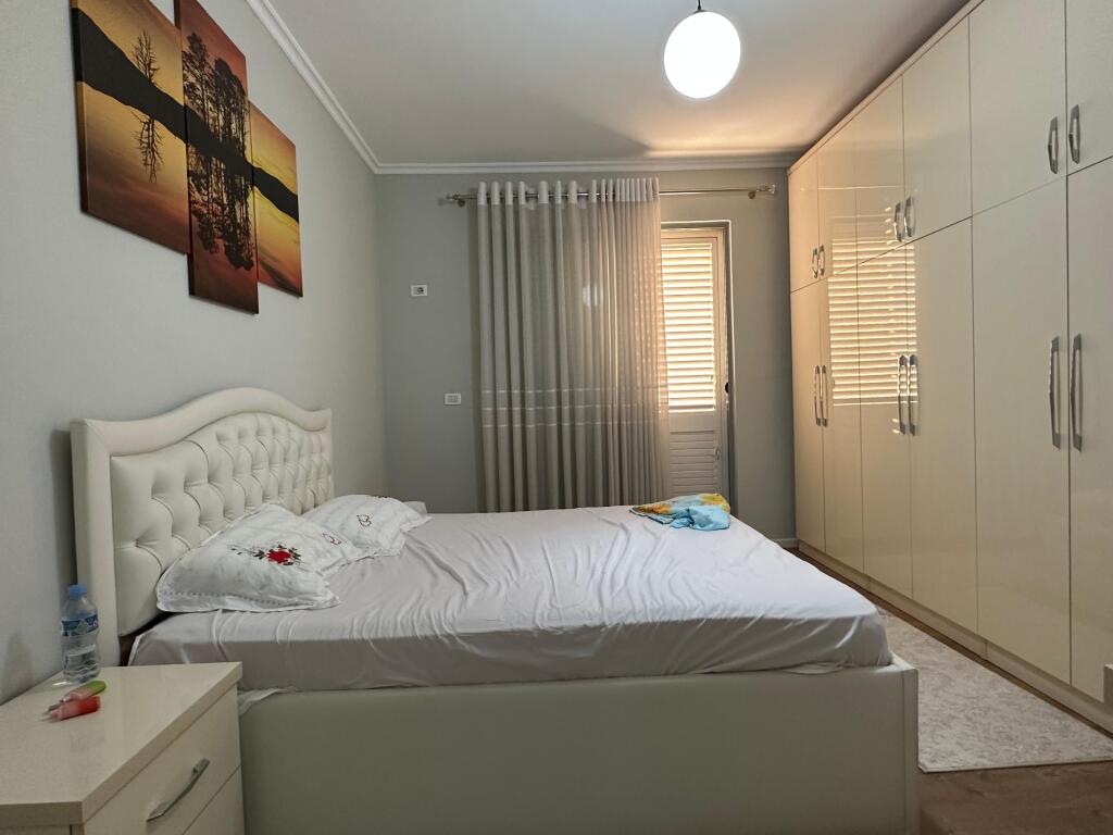 APARTAMENT 2+1+2 PER QIRA NE ASTIR PRANE BAR ARTISTIT!
