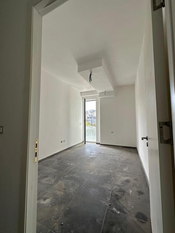 Shitet apartament 2+1 tek Liqeni i Thate