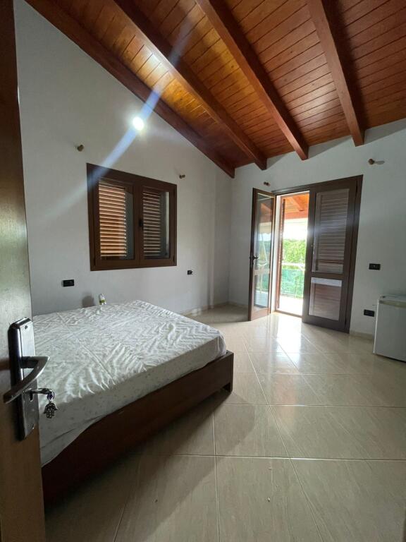 🏡 VILLA SU TRE PIANI IN VENDITA, GOLFO DI LALËZ