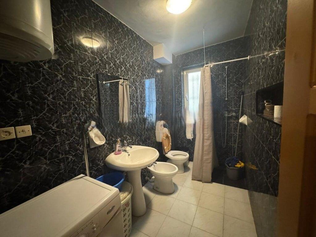 Japim me qira apartament  3+1, rruga Fortuzi 600 € /Muaj