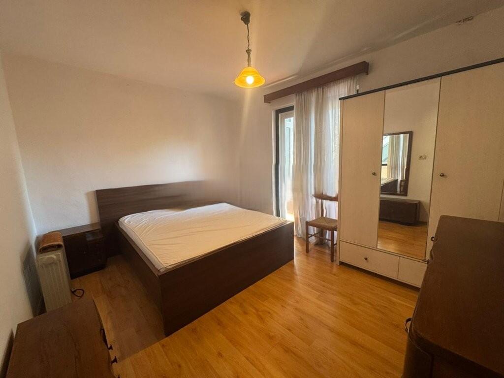 Japim me qira apartament  3+1, rruga Fortuzi 600 € /Muaj