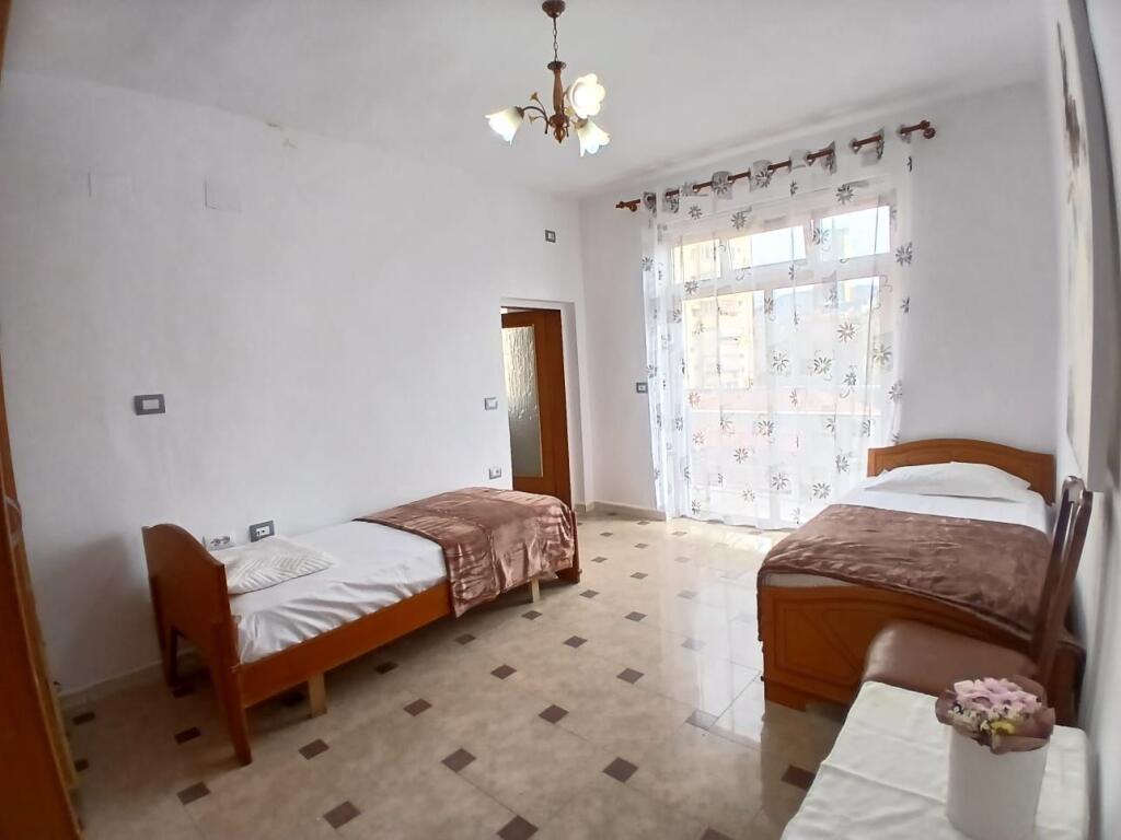 Jepet me qera apartament 2+1 te Rruga e Durresit