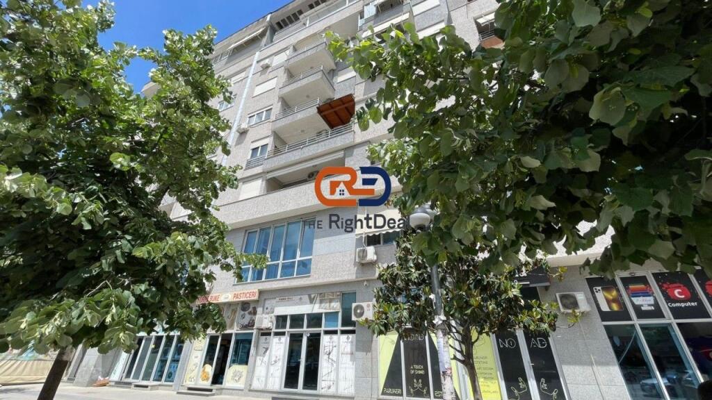 Presso Vila L, Vendesi Commerciale in Vendita, Con Planimetria Regolare Sul Corso Principale!!