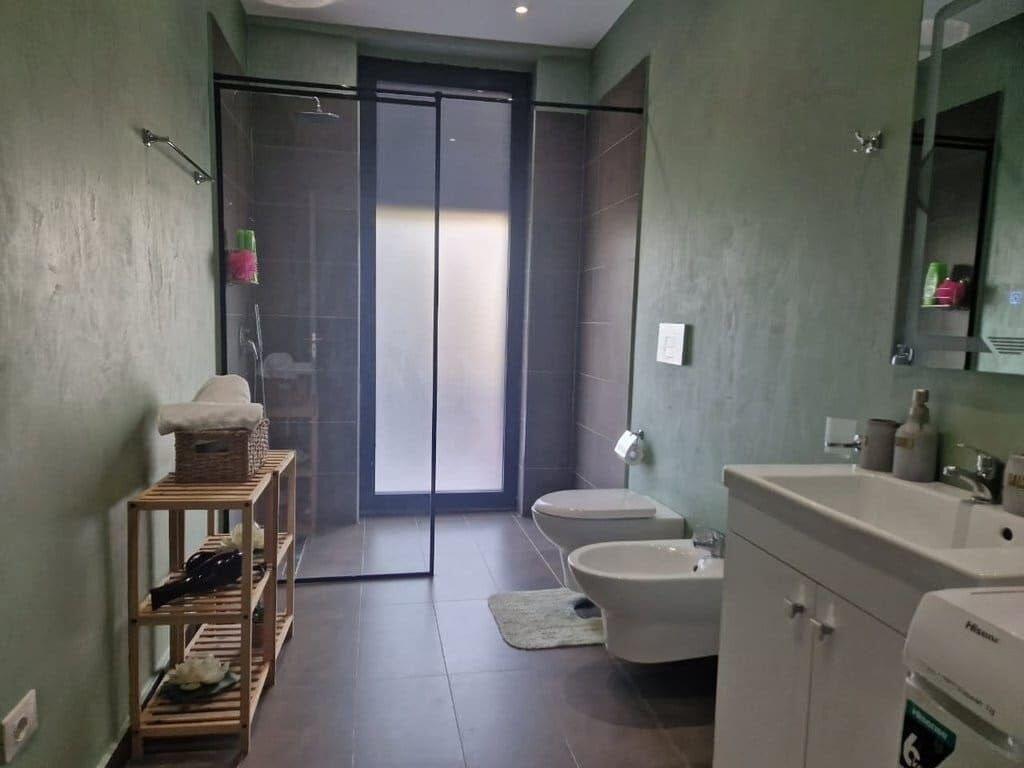 Shitet apartment 1+1+post parkimi tek Pazari I Ri!i  