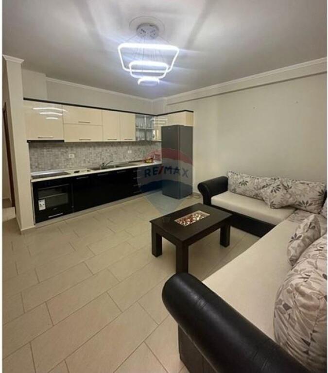 Apartament 2+1 me qira – Pallatet Çabej, Tiranë!