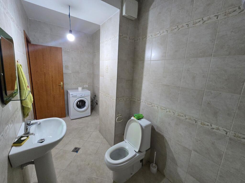 Komuna parisit , Apartament  2+1 per qera