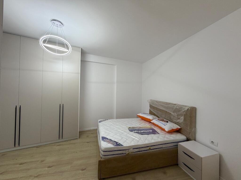 Apartamet 2+1 me parkim per qira te Komuna e Parisit
