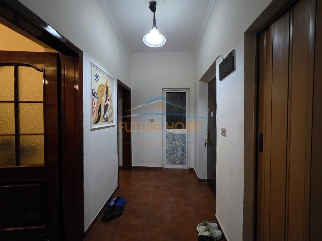 Qera,Apartament 3+1+2 tek Rruga e Kavajes!