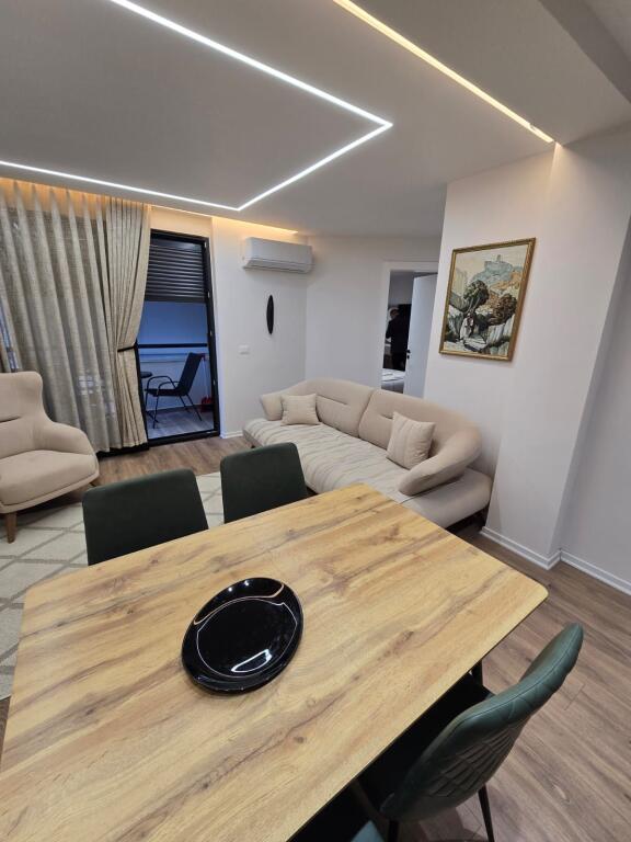 📌 Jepet Apartament 1+1+ studio me Qira – Bulevardi “Zogu I”