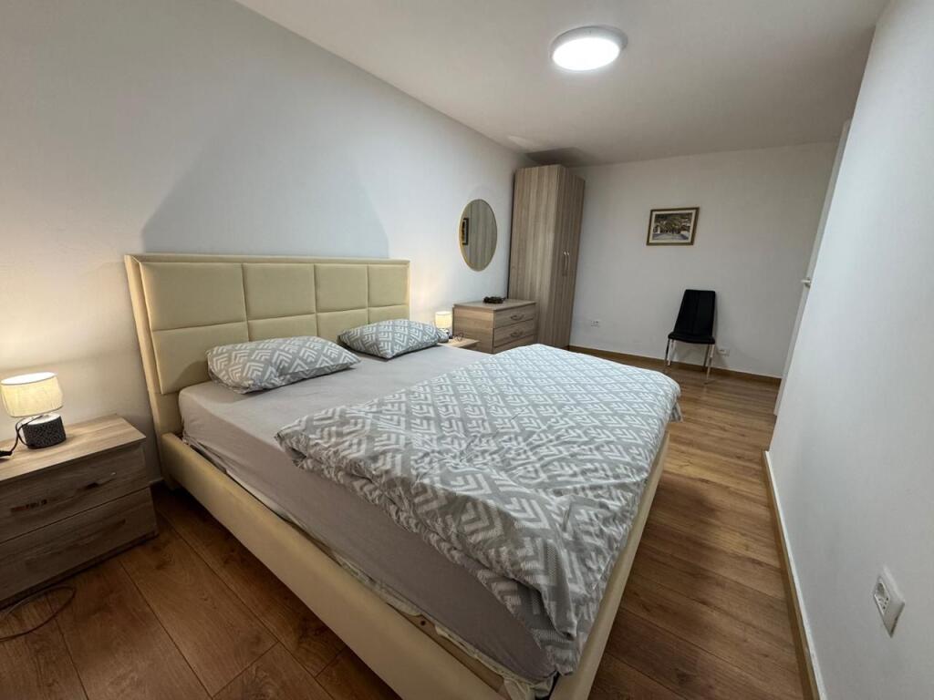 JEPET ME QERA APARTAMNET 1+1  450 EURO    