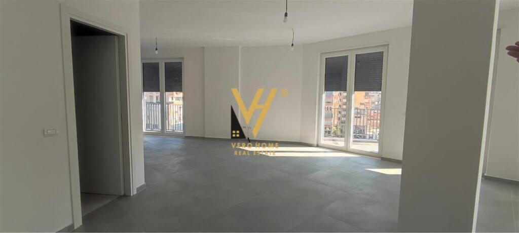UFFICIO DI 220 M2 IN AFFITTO AL 9° PIANO 2.500 EURO