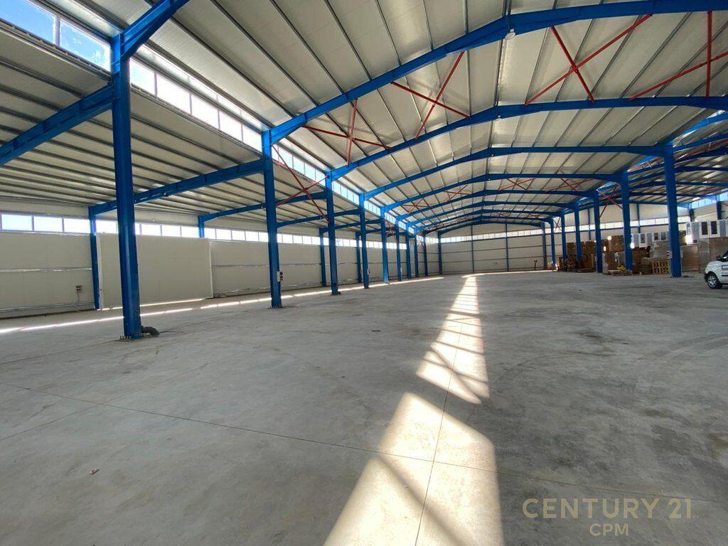 Jepet me qira kapanon 1900 m² buzë autostradës Durrës–Tiranë, pranë Kolegjit “Turgut Ozal”!