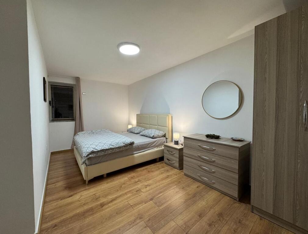 JEPET ME QERA APARTAMNET 1+1  450 EURO    