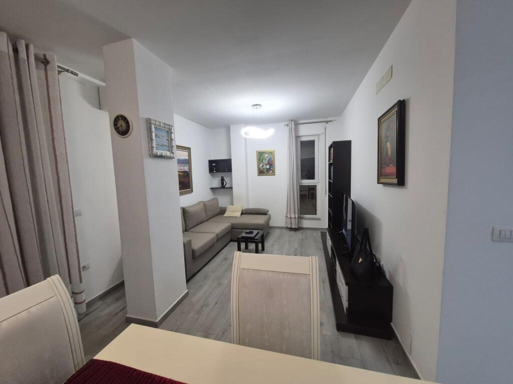 1+1,i mobiluar me post parkimi te medreseja,550 mije leke