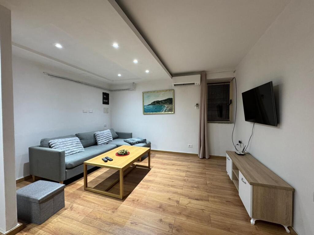 JEPET ME QERA APARTAMNET 1+1  450 EURO    