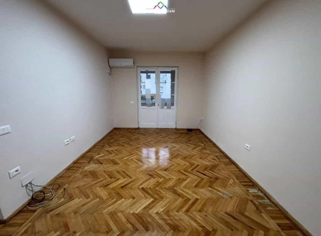 Zyre Me Qera Ne Myslym Shyr (BZ2742) Tirane
