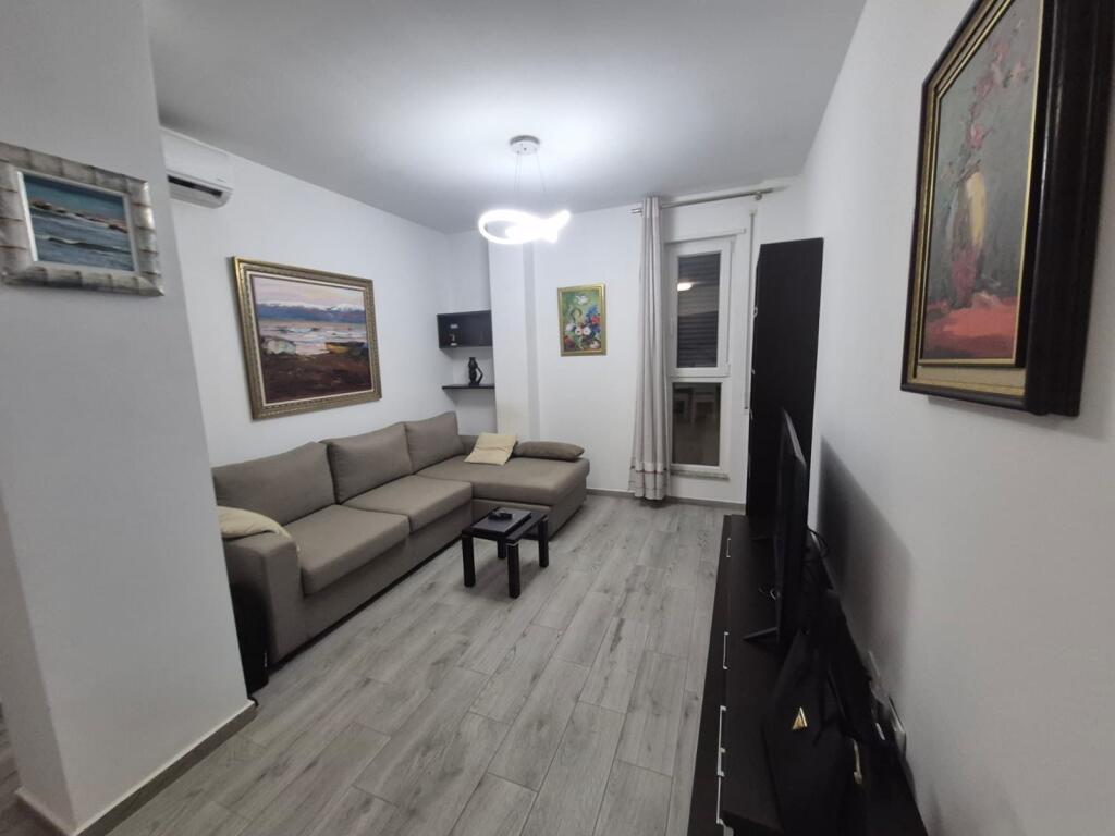 1+1,i mobiluar me post parkimi te medreseja,550 mije leke
