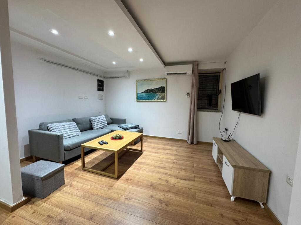 JEPET ME QERA APARTAMNET 1+1  450 EURO    