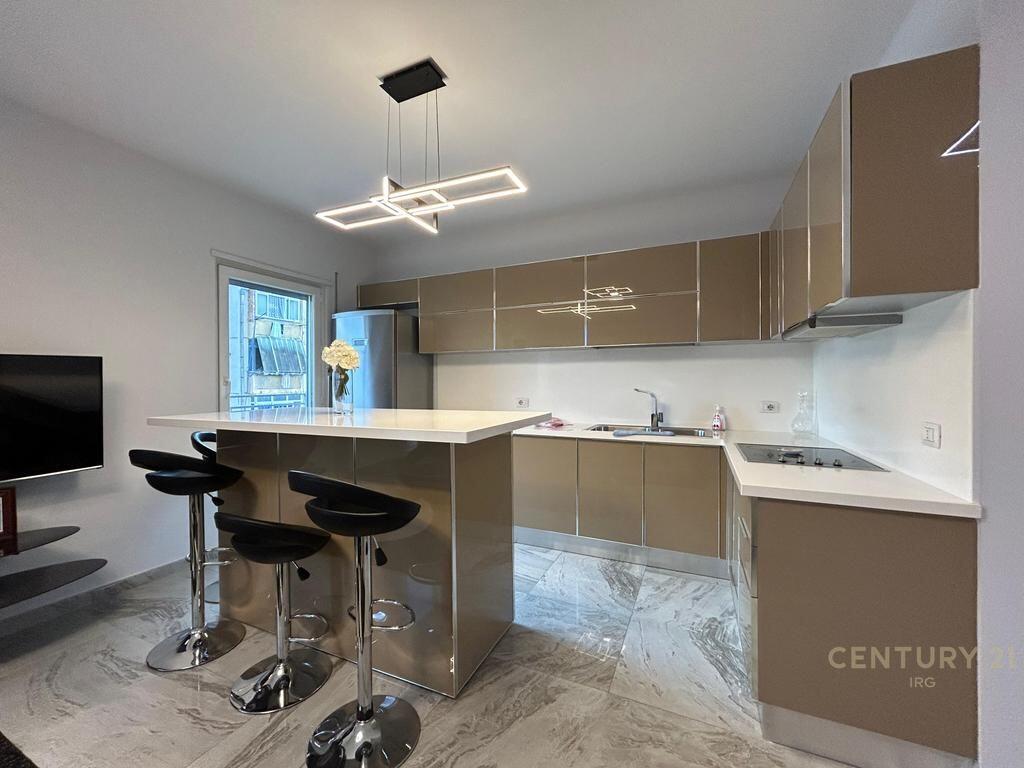 AFFITTASI APPARTAMENTO 3+2 CON POSTO AUTO A 21 DHJETORI. 1.100 € /Mese