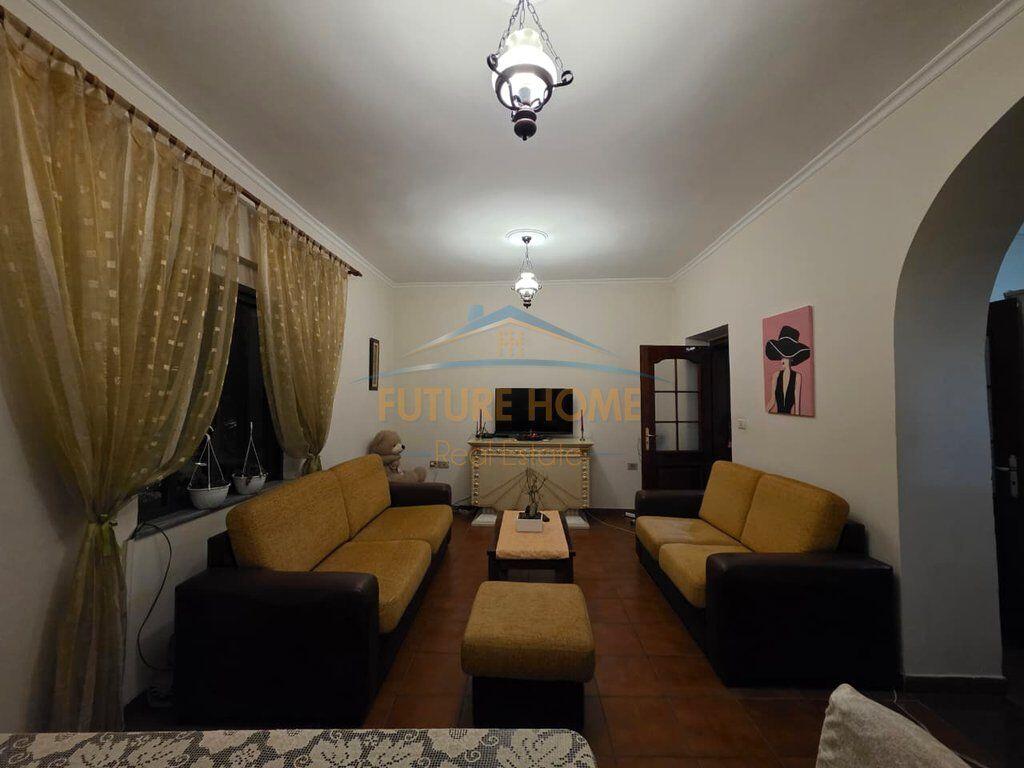 Qera,Apartament 3+1+2 tek Rruga e Kavajes!