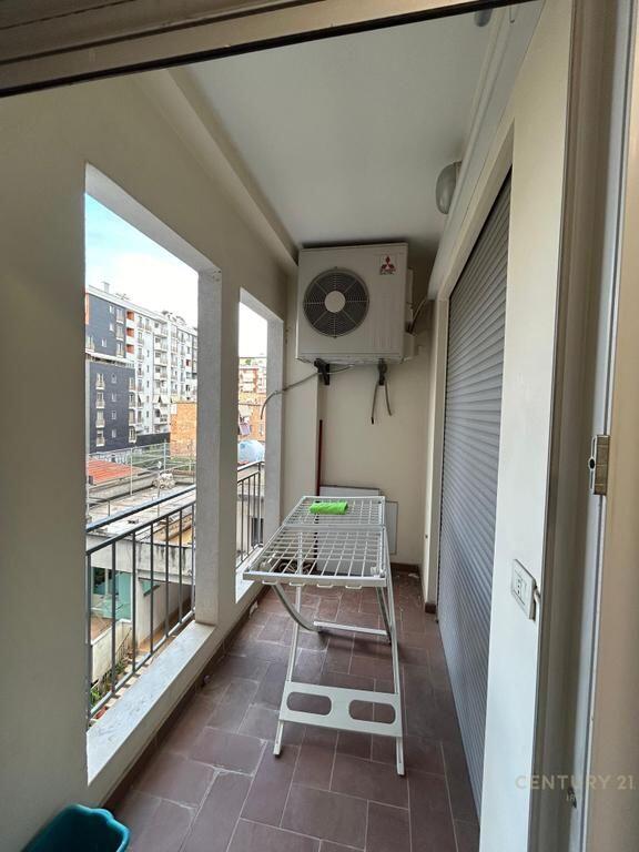 AFFITTASI APPARTAMENTO 3+2 CON POSTO AUTO A 21 DHJETORI. 1.100 € /Mese