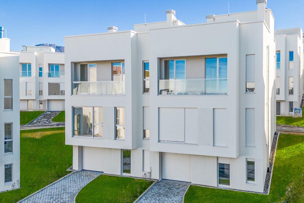 SELLING 3-STORY VILLA IN FARKË – NEAR THE LAKE!
