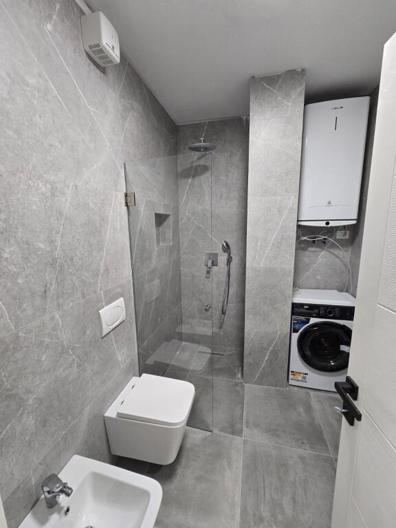 Apartament 1+1 me Qira  Post Parkimi – Pranë Shkollës së Kuqe