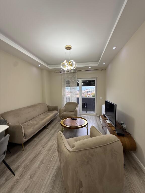 🏠AFFITTASI Appartamento 2+1 📍Residenza Quartum 🏢Piano: 5, con ascensore  🛋L'ingresso è arredato 💶 Prezzo : 80.000 Leke