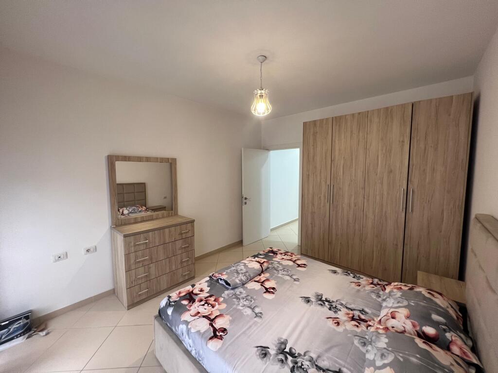 📣 QERA Apartament 1+1 📍 Prane Kompleksit Fiori Di Bosco ✨   🏢 Ndertim i Ri  🪜 Kati 6 (Me Ashensor)  🛋️ Mobiluar Me Kushte Bashkekohore   💶 Cmimi 450 Euro