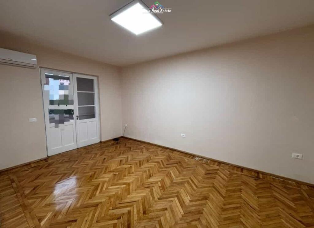 Zyre Me Qera Ne Myslym Shyr (BZ2742) Tirane