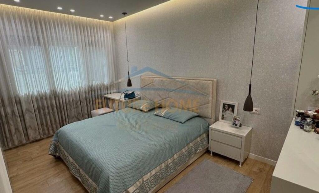 Shitet, Penthouse Luksoz – Pranë Kopshtit Zoologjik, Tiranë