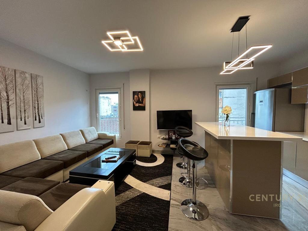 AFFITTASI APPARTAMENTO 3+2 CON POSTO AUTO A 21 DHJETORI. 1.100 € /Mese