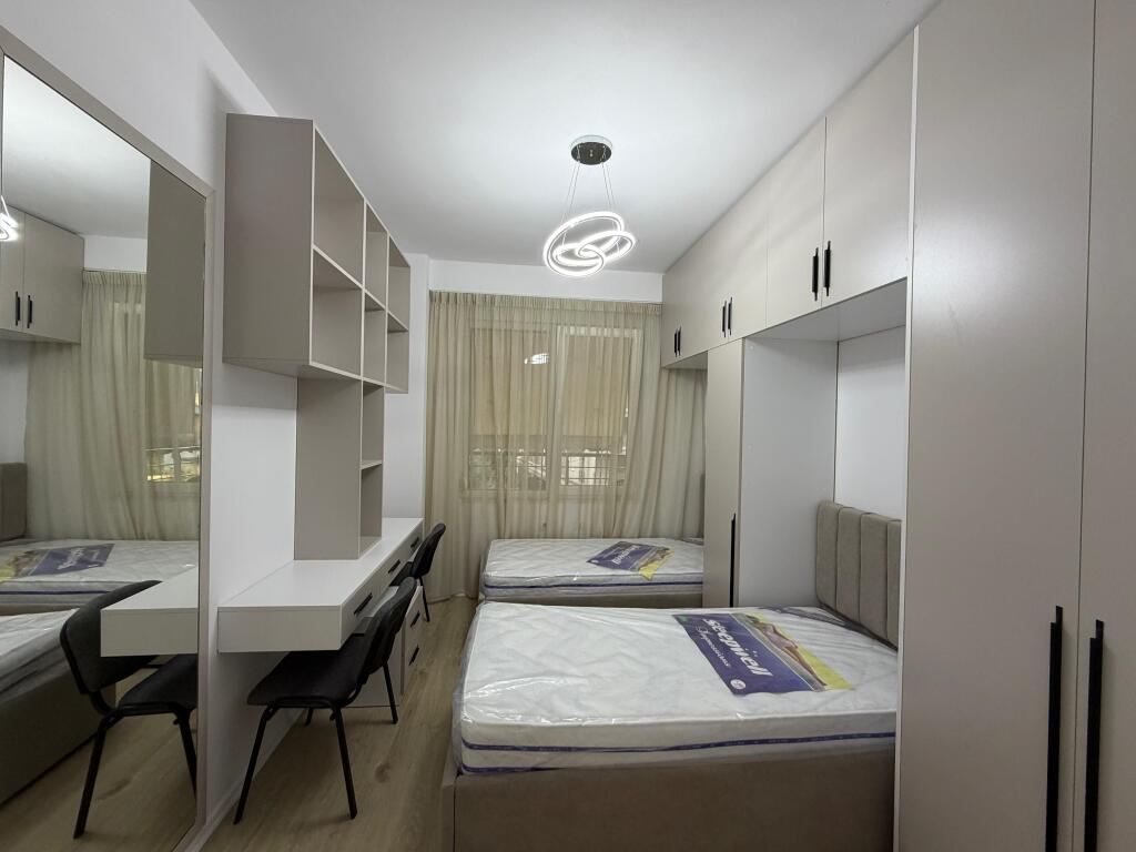 Apartamet 2+1 me parkim per qira te Komuna e Parisit